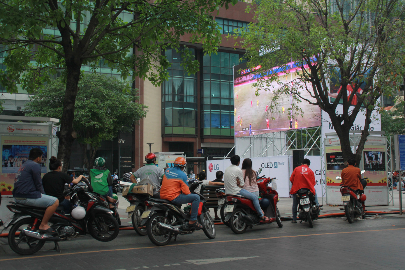 Lên phố đi bộ ủng hộ U22 Việt Nam ra quân ở SEA Games 30 ảnh 3