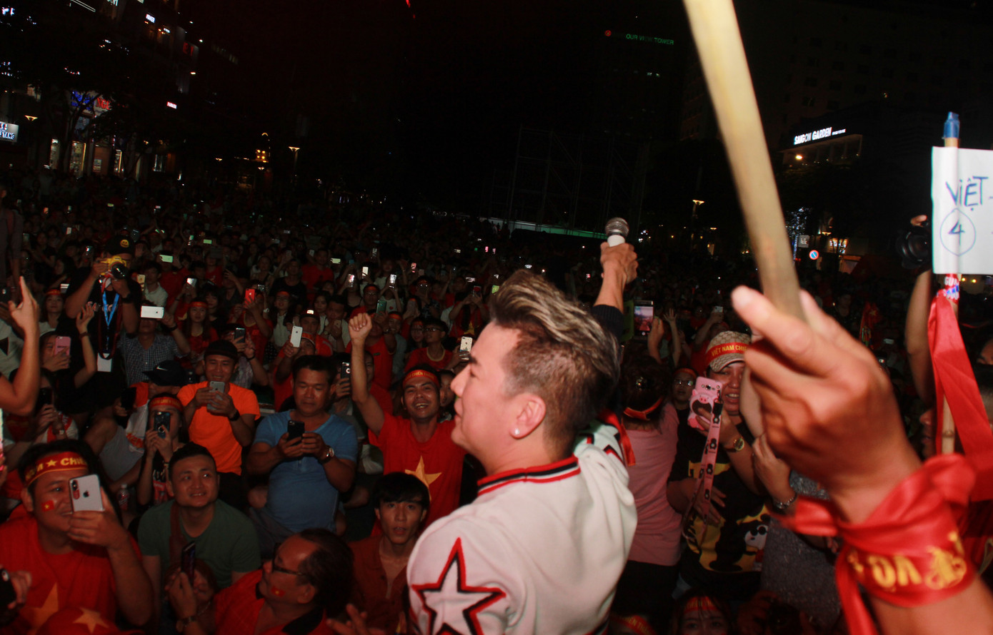 Đàm Vĩnh Hưng cùng hàng nghìn CĐV hô vang 'Việt Nam' ảnh 9