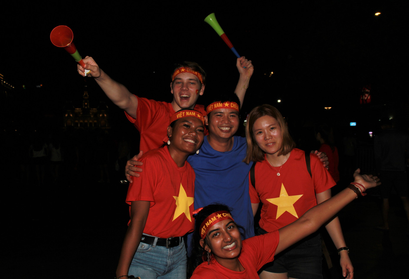 Việt Nam đấu Thái Lan, vạn người nhuộm đỏ phố Nguyễn Huệ ảnh 22