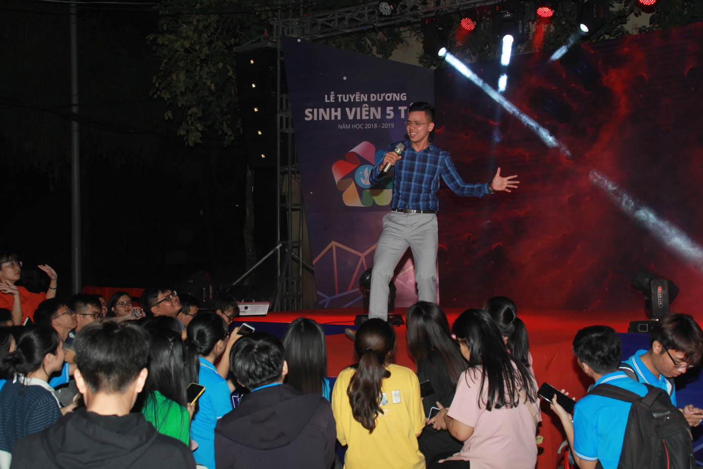 Thầy giáo hotboy 9x cover các hit bằng lời ca vui nhộn, bắt tai ảnh 2