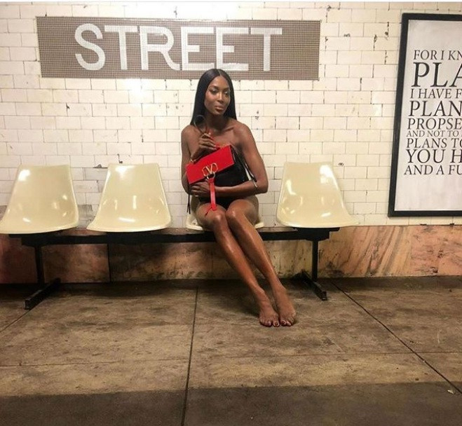 ‘Báo đen’ Naomi Campbell khỏa thân trong ga tàu điện ngầm ảnh 3