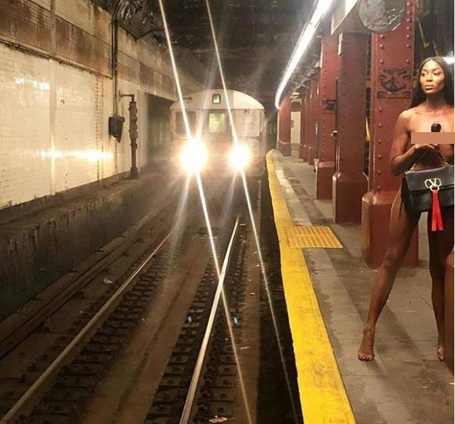 ‘Báo đen’ Naomi Campbell khỏa thân trong ga tàu điện ngầm ảnh 2