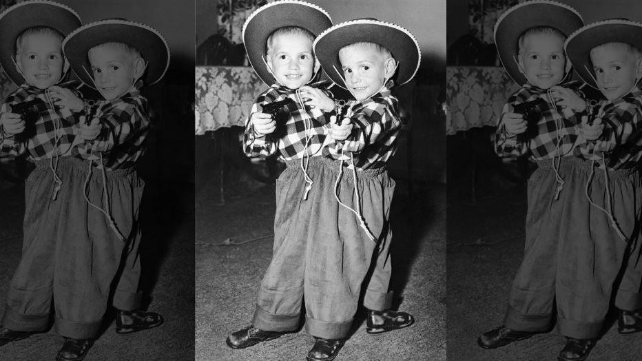 Cộng đồng mạng tiễn biệt cặp song sinh dính liền sống thọ nhất thế giới vừa qua đời ảnh 2