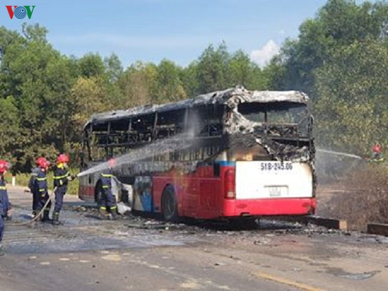 Bản tin 8H: Nam bảo vệ bất ngờ tưới xăng tự thiêu ảnh 1