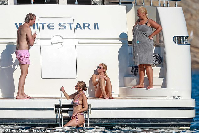 ‘Rich kid’ của 'đế chế' pha lê khoe hình thể ‘vạn người mê’ với bikini bé xíu ảnh 3