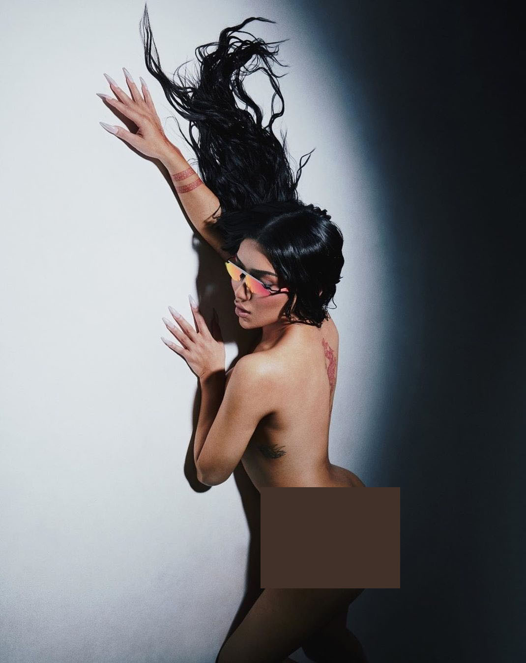 Sao chuyển giới gốc Việt tung ảnh khoả thân ‘bỏng mắt’, khoe loạt hình xăm rồng ảnh 3