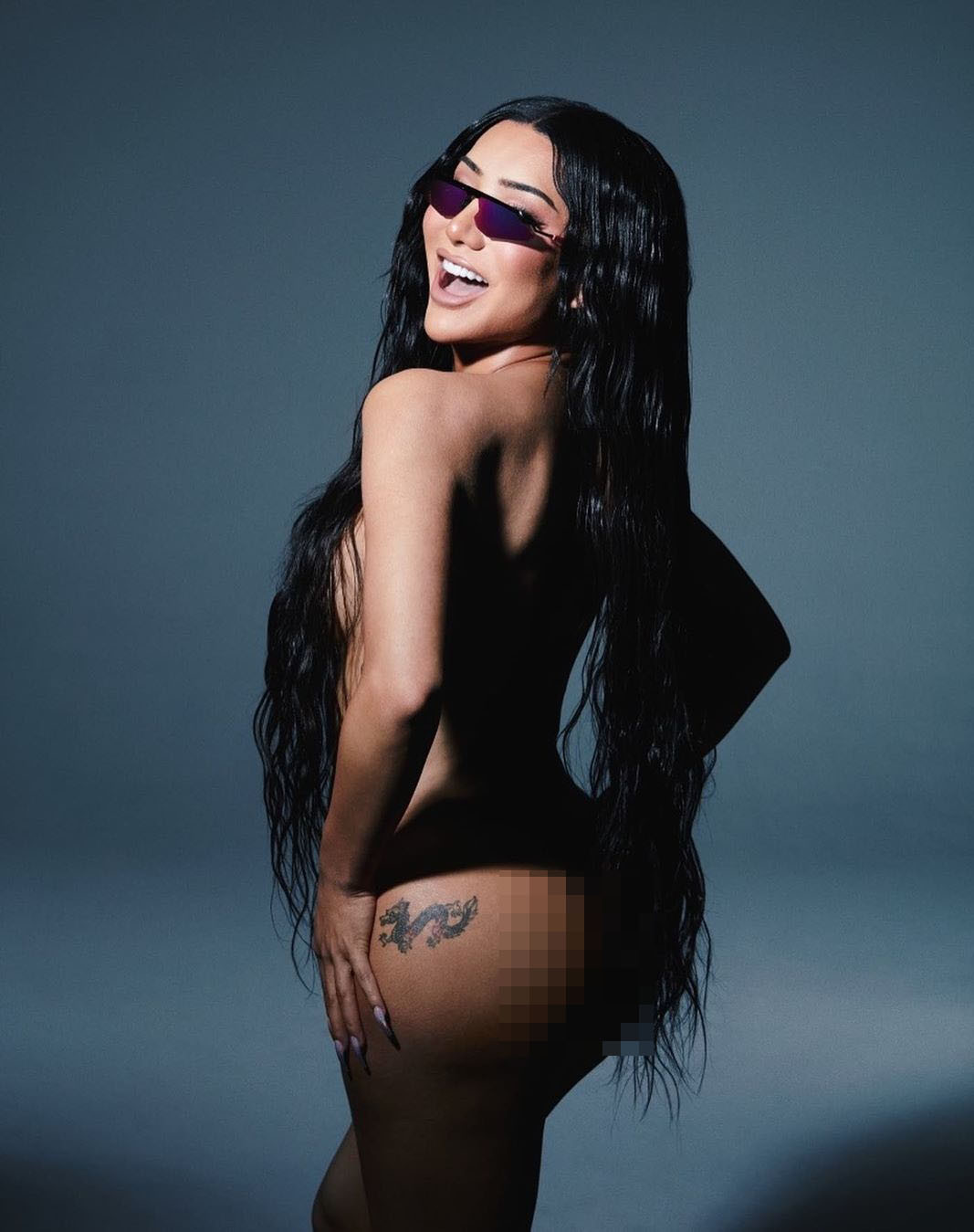 Sao chuyển giới gốc Việt tung ảnh khoả thân ‘bỏng mắt’, khoe loạt hình xăm rồng ảnh 4