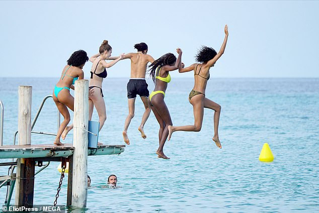 Cindy Bruna ‘thả dáng’ nuột, khoe chân dài 'cực phẩm' với bikini ảnh 2