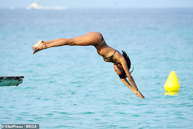 Cindy Bruna ‘thả dáng’ nuột, khoe chân dài 'cực phẩm' với bikini ảnh 7