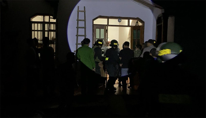 Xịt hơi cay khống chế kẻ giết bé gái 5 tuổi rồi cố thủ trong nhà ảnh 2