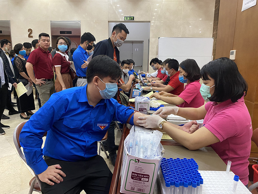 Chương trình 'Giọt hồng Tuổi trẻ-Sẻ chia yêu thương' của đoàn thanh niên Agribank ảnh 4