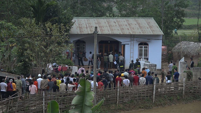 Xịt hơi cay khống chế kẻ giết bé gái 5 tuổi rồi cố thủ trong nhà ảnh 1