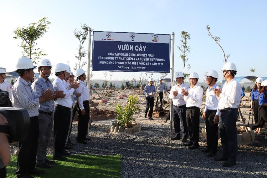 Trồng trên 18.000 cây xanh tại Công ty Nhiệt điện Vĩnh Tân ảnh 1