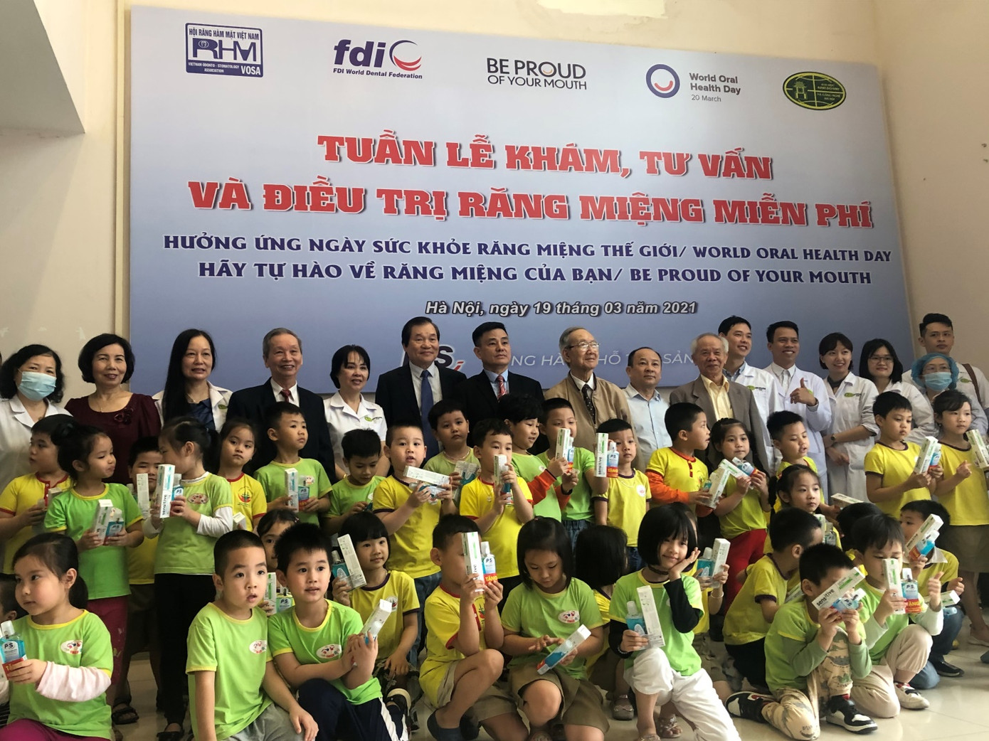 Khoa răng hàm mặt ĐH Kinh doanh và công nghệ Hà Nội khám và tư vấn miễn phí răng miệng ảnh 2