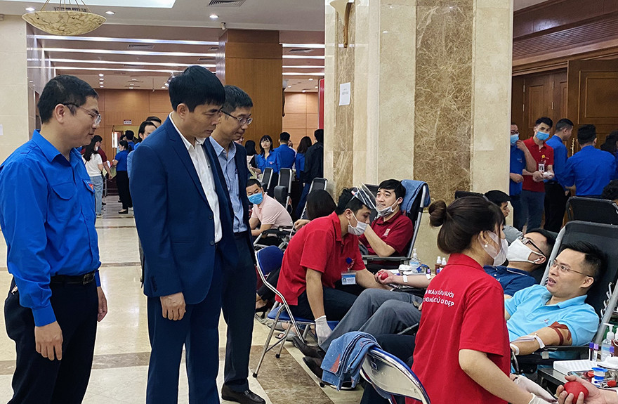 Chương trình 'Giọt hồng Tuổi trẻ-Sẻ chia yêu thương' của đoàn thanh niên Agribank ảnh 1