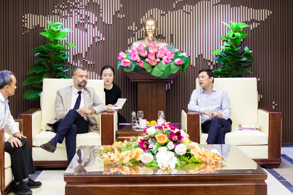 Phó Chủ tịch UBND tỉnh Hà Tĩnh làm việc cùng Tổng Giám đốc Công ty TNHH Bia Carlsberg VN ảnh 2