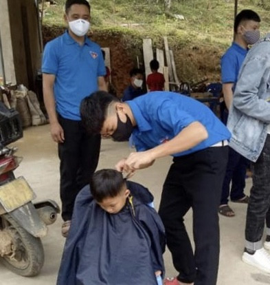 Về tận bản cắt tóc miễn phí cho người dân có hoàn cảnh khó khăn ảnh 4
