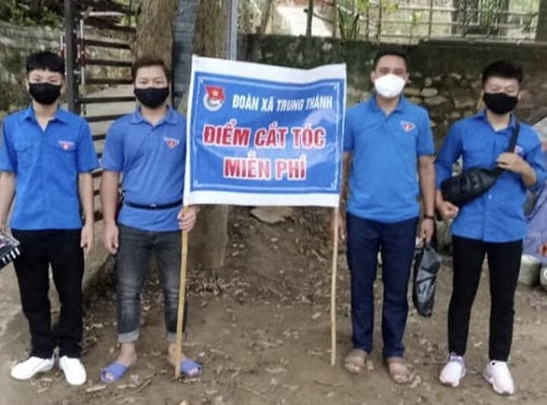 Về tận bản cắt tóc miễn phí cho người dân có hoàn cảnh khó khăn ảnh 1