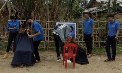 Về tận bản cắt tóc miễn phí cho người dân có hoàn cảnh khó khăn ảnh 2