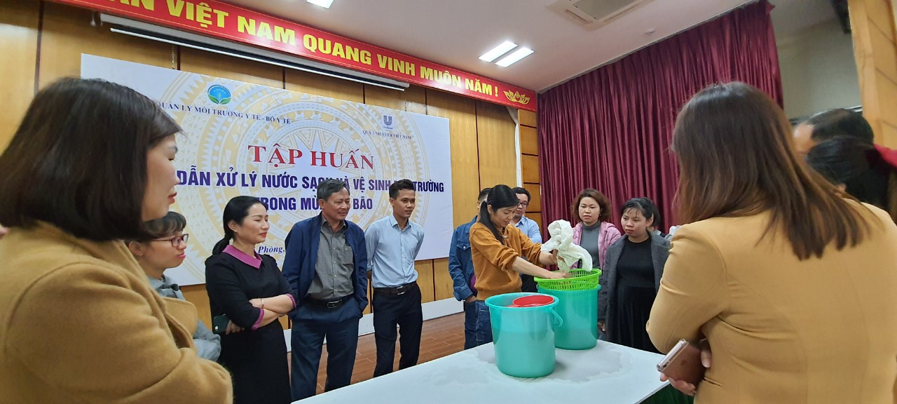 Xử lý nước sinh hoạt sau bão, lũ ở miền Trung để hạn chế dịch bệnh ảnh 1