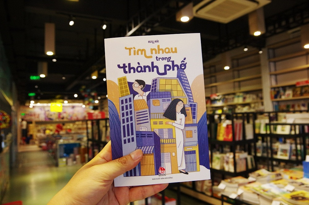 "Tìm nhau trong thành phố" thích hợp đọc vào một buổi chiều mưa. (Ảnh: NXB Kim Đồng) Hai cuốn sách dành cho những người trẻ đi tìm chính mình giữa thành phố lớn ảnh 2