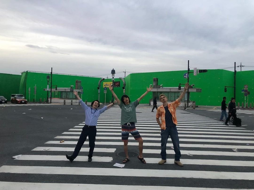 Tokyo hoang vắng trên phim dĩ nhiên không phải là Tokyo thật mà là sản phẩm của một trường quay có bối cảnh giống cảnh thật cùng với kĩ xảo hỗ trợ. “Alice in Borderland” và 10 sự thật thú vị có thể bạn chưa biết về bộ phim sinh tồn này ảnh 9