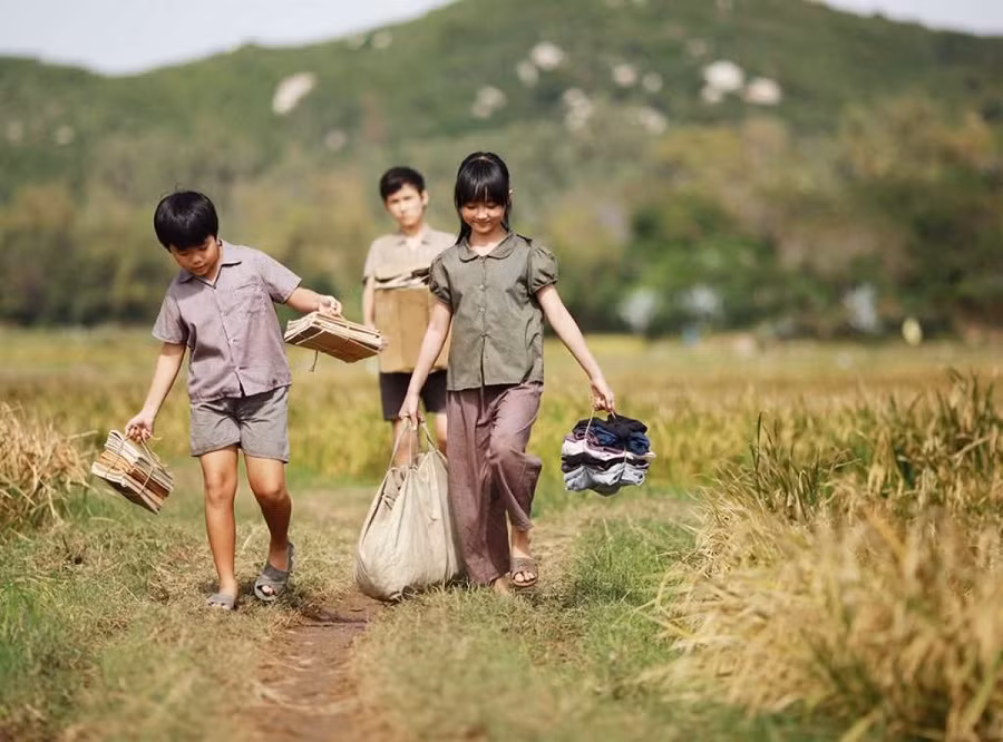 Cuộc thi viết Trà sữa cho tâm hồn: Báu vật tuổi thơ, chiếc cài đỏ và mẻ bánh vàng ảnh 1