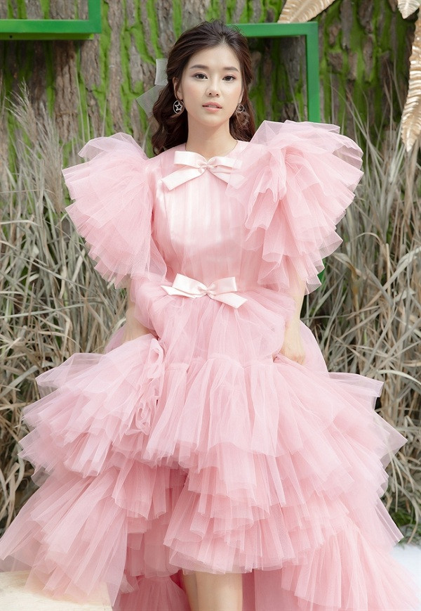 Trong thế giới fangirl: Ngoài kia nếu có khó khăn quá, về với fan Yến nhé, yêu thương! ảnh 1