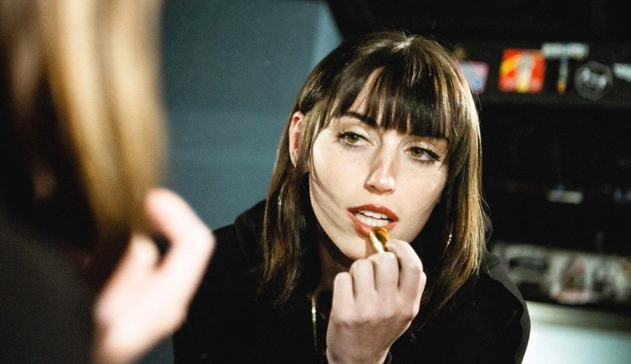 Trong thế giới fangirl: Sasha Sloan và âm nhạc của cô như ánh Trăng dịu dàng ảnh 3