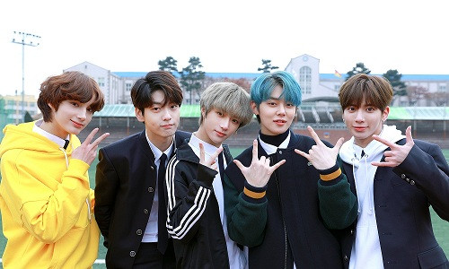TXT xuất hiện bên cạnh mình mỗi ngày như những người bạn thật sự. (Ảnh: BigHit Ent.) Trong thế giới fangirl: TXT mang theo “vitamin Tubatu” đã xuất hiện vào lúc mình cần nhất ảnh 4