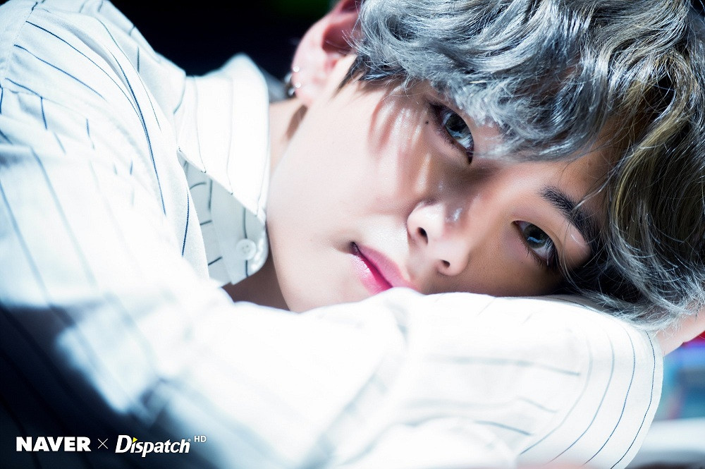 Bao nhiêu năm qua, chân tâm thiện ái của Taehyung vẫn vẹn tròn, trong ánh mắt của anh luôn tồn tại một lời yêu bất tử. Trong thế giới fangirl: Họ nói Taehyung đã thay đổi, còn tôi thấy Taehyung trưởng thành ảnh 4