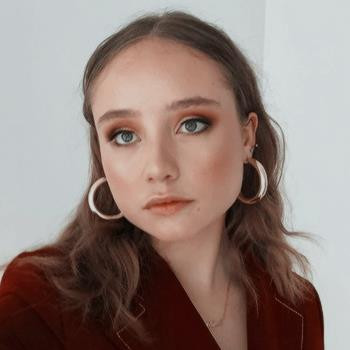 Ruby Stokes có vẻ đẹp cá tính sắc sảo. Chân dung gia đình thượng lưu “Bridgerton” của Netflix: Trai thì xinh, gái thì đẹp! ảnh 27