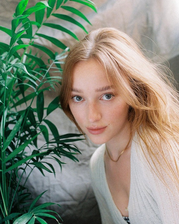 Phoebe xinh đẹp, vừa ngây thơ vừa quyến rũ. Chân dung gia đình thượng lưu “Bridgerton” của Netflix: Trai thì xinh, gái thì đẹp! ảnh 17