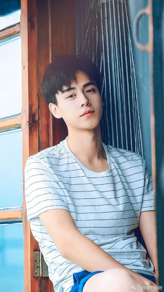 Trong thế giới fangirl: Nếu tình này là chóng vánh, bây giờ tôi phải thích anh thật nhiều ảnh 1