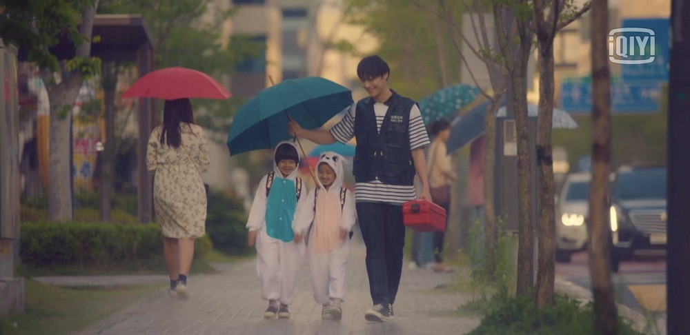 Hong Dae Young trở thành bố của hai nhóc sinh đôi khi còn trẻ. (Ảnh: JTBC) Lee Do Hyun là “Hoàng tử mưa” của “18 Again”, cứ quay cảnh mưa là đẹp rụng rời! ảnh 4