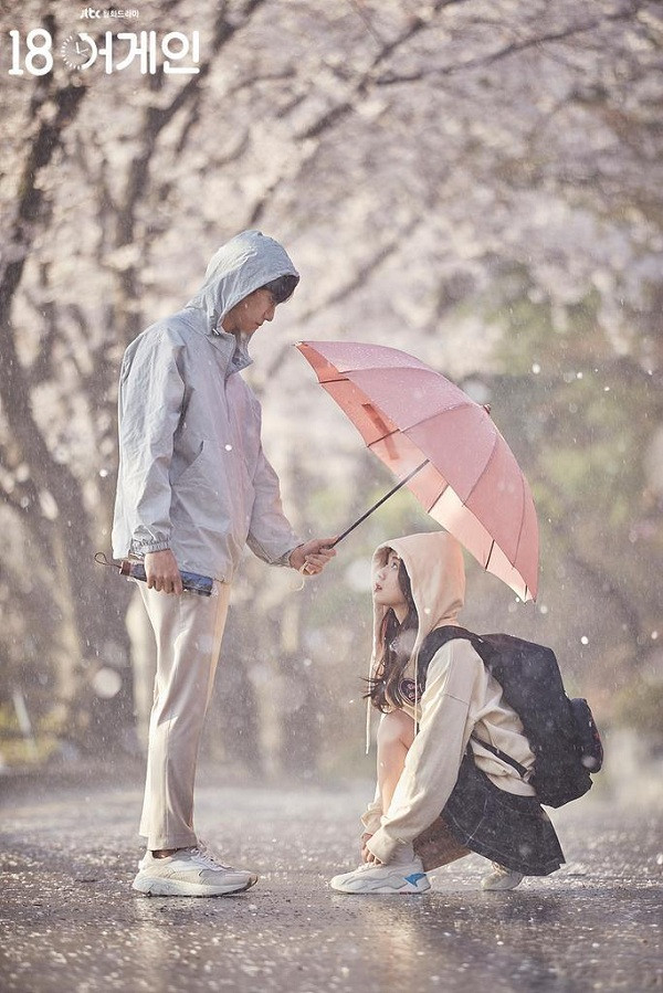 Đồng thời, Lee Do Hyun cũng đảm nhận vai Hong Dae Young bỗng dưng trở về vẻ ngoài tuổi 18 nhưng tâm hồn đã ở tuổi "ông chú". (Ảnh: JTBC) Lee Do Hyun là “Hoàng tử mưa” của “18 Again”, cứ quay cảnh mưa là đẹp rụng rời! ảnh 2