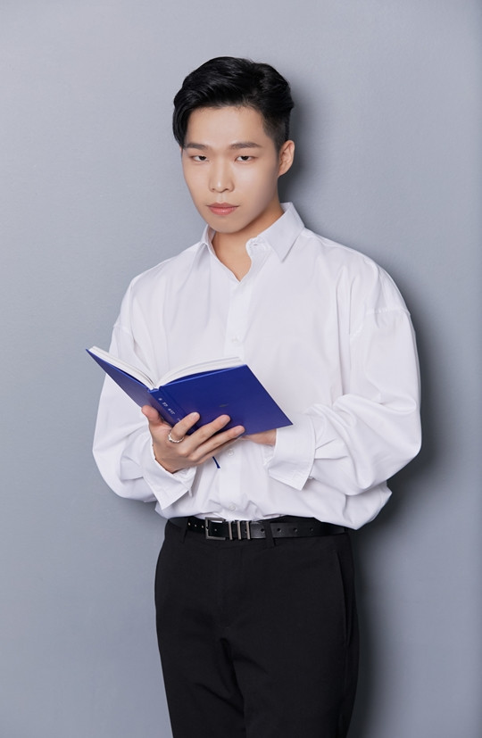 Chan Hyuk đã từng viết tiểu thuyết như một kiểu bài tập về nhà. (Ảnh: Lee Chan Hyuk) Chan Hyuk, Jessica và Mizushima Hiro: Những nghệ sĩ thử viết tiểu thuyết và đã thành công ảnh 4