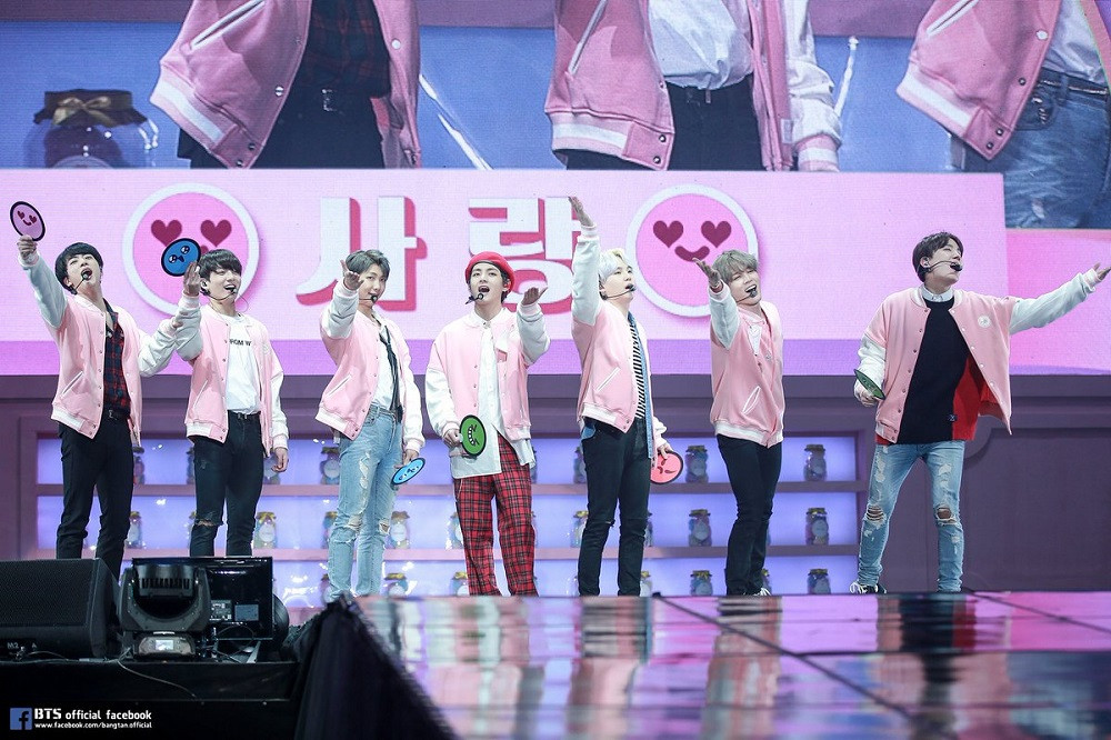 Trong thế giới fangirl: Không phải đỏ cam vàng lục lam chàm tím, cầu vồng với tớ là BTS ảnh 2