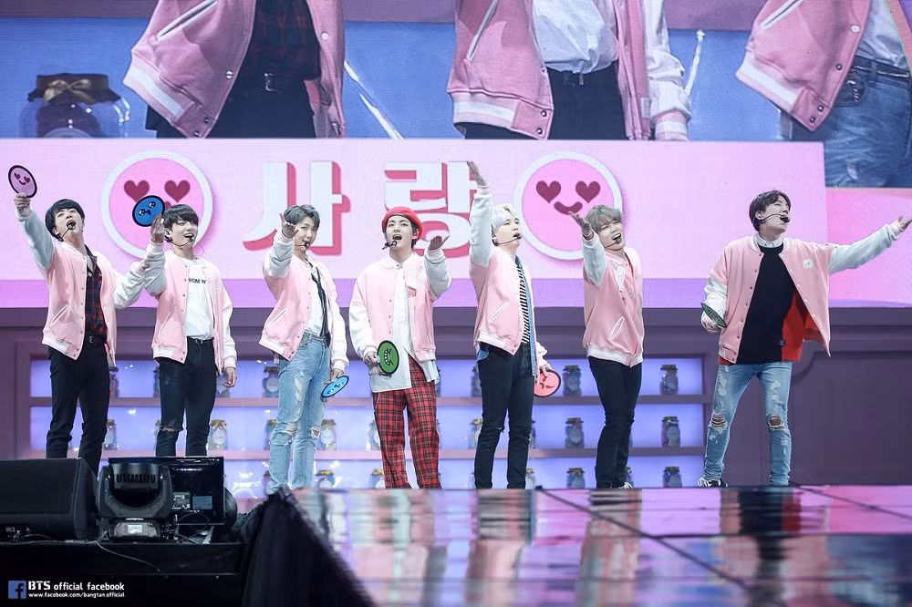 Trong thế giới fangirl: Không phải đỏ cam vàng lục lam chàm tím, cầu vồng với tớ là BTS ảnh 2