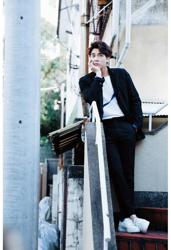 Trong thế giới fangirl: Có một chàng trai tôi muốn yêu thương cả đời - Lý Dịch Phong ảnh 4