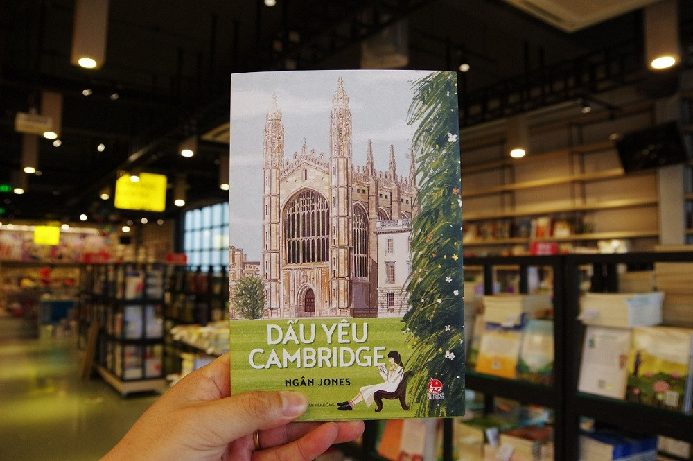 Ai từng mê mẩn "Oxford thương yêu" của Dương Thụy hẳn cũng sẽ thích "Dấu yêu Cambridge" của Ngân Jones. (Ảnh: NXB Kim Đồng) Hai cuốn sách dành cho những người trẻ đi tìm chính mình giữa thành phố lớn ảnh 4