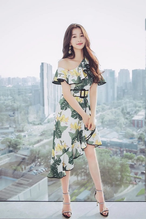 Ngu Thư Hân - cô gái dám nói, dám làm, dám vì ước mơ mà cố gắng. (Ảnh: Pinterest) Trong thế giới fangirl: Tôi muốn là ngôi sao nhỏ tỏa sáng cùng Ngu Thư Hân ảnh 3