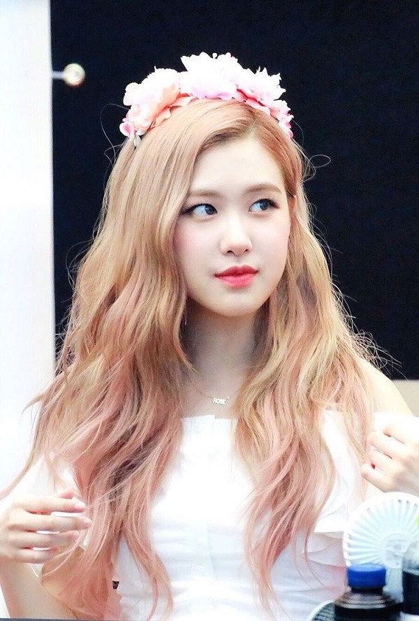 Trong thế giới fangirl: Rosé truyền năng lượng tích cực cho chúng tôi bằng nụ cười rạng rỡ ảnh 1