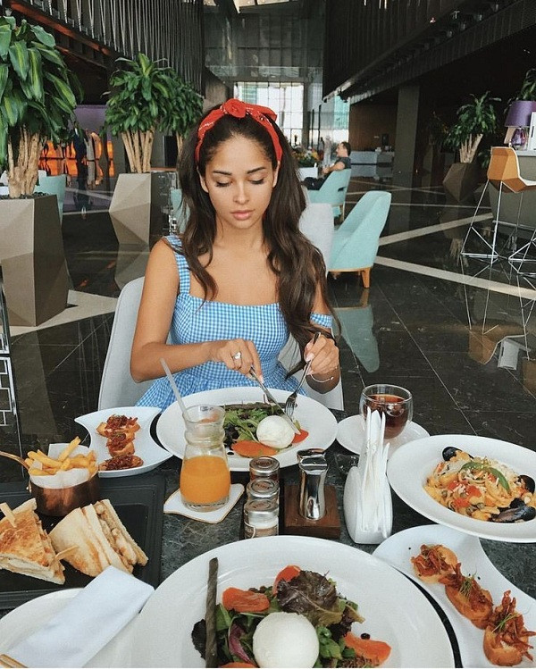 “Hai người ngồi bên nhau”: Nàng tiểu thư gặp chàng họa sĩ, khoe trình ăn đáng nể ảnh 2