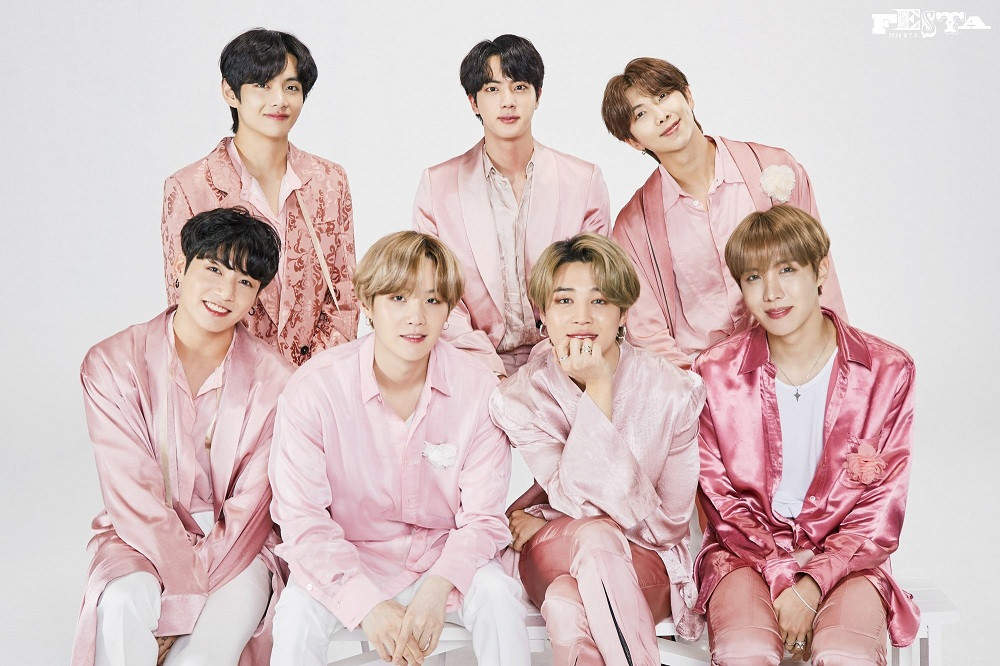 Các cậu là một gia đình tuyệt vời nhất mà tớ từng biết. (Ảnh: BigHit Ent.) Trong thế giới fangirl: Dù không phải là một AMRY, tớ vẫn chân thành cảm ơn BTS ảnh 4