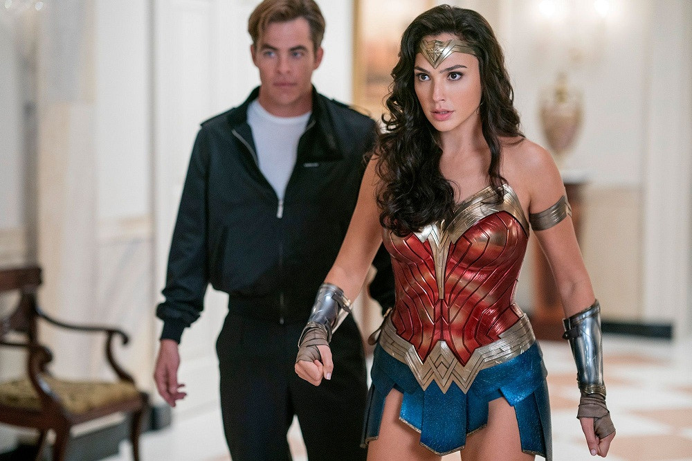 Lần này, vai trò của cả hai đã đảo ngược so với phần phim trước. (Ảnh: Warner Bros Pictures) Wonder Woman 1984: Chị Đẹp nay có kẻ thù mới, vũ khí mới, nhưng vẫn bạn trai cũ ảnh 5