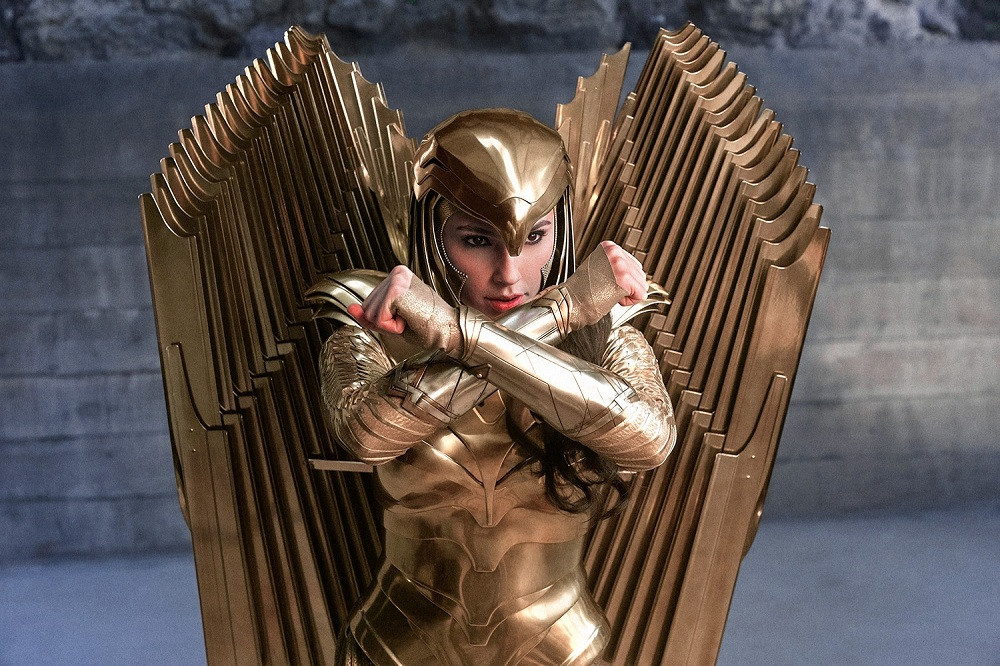 Bộ giáp này có thể giúp Wonder Woman bay lượn, tăng thêm sức mạnh, và phòng độc. Cô thường mặc nó khi phải đối đầu với những kẻ thù khó xơi. (Ảnh: Warner Bros Pictures) Wonder Woman 1984: Chị Đẹp nay có kẻ thù mới, vũ khí mới, nhưng vẫn bạn trai cũ ảnh 10