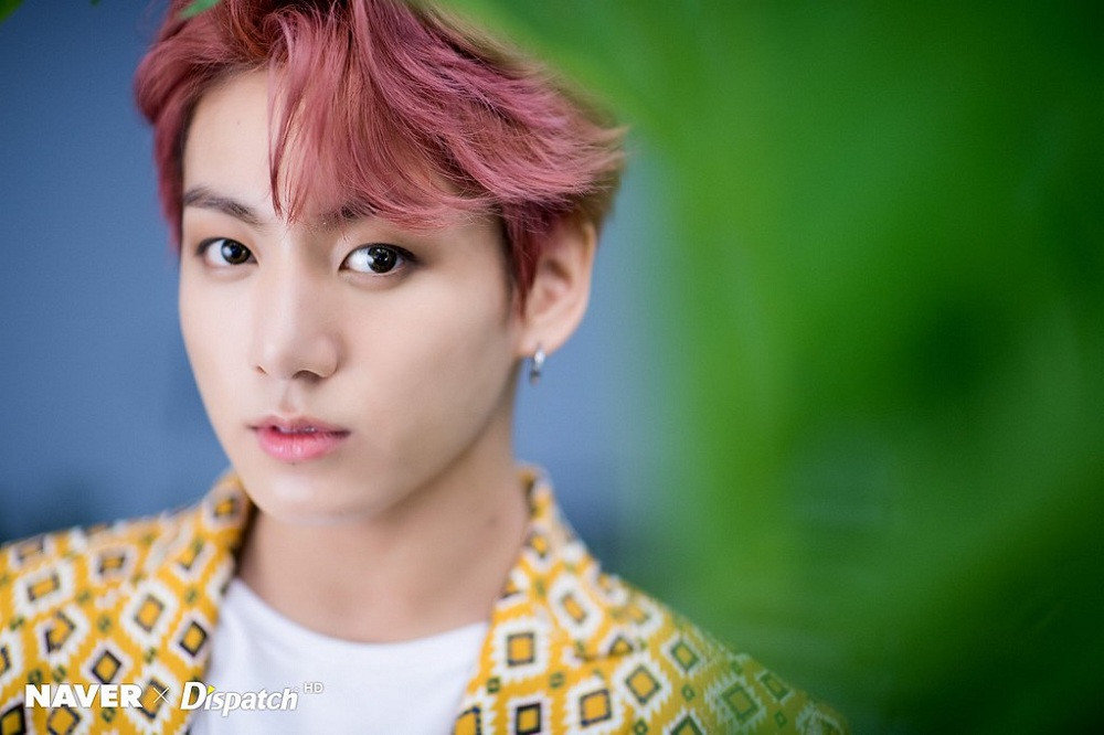 Tuổi trẻ này em đã yêu anh bằng tất cả những gì bản thân con bé 17 tuổi đang có. (Ảnh: Dispatch) Trong thế giới fangirl: Trái tim fangirl có khi đượm buồn, nhưng mãi yêu thương Jungkookie ảnh 4