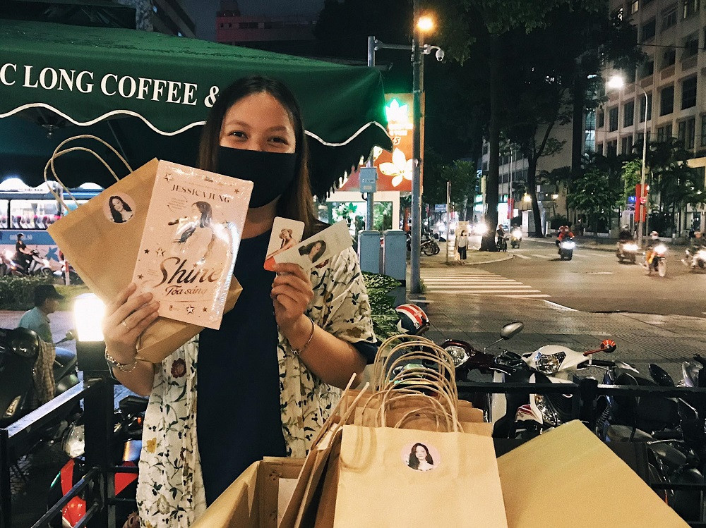 “Shine” của Jessica Jung: Fan háo hức cầm trên tay những cuốn sách đầu tiên ảnh 2