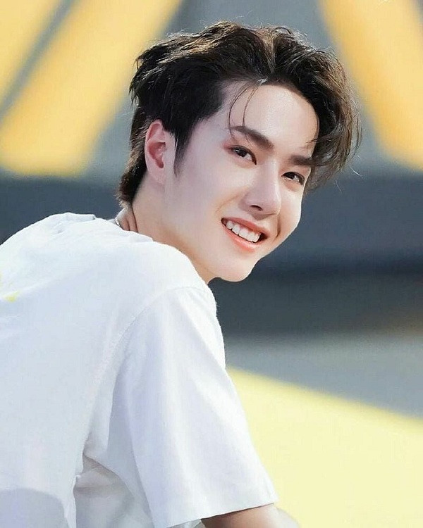 Trong thế giới fangirl: Vương Nhất Bác - Đuổi theo cậu như thể đang đuổi theo ánh sáng ảnh 2